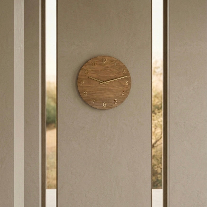 Vægur i egetræ og messing