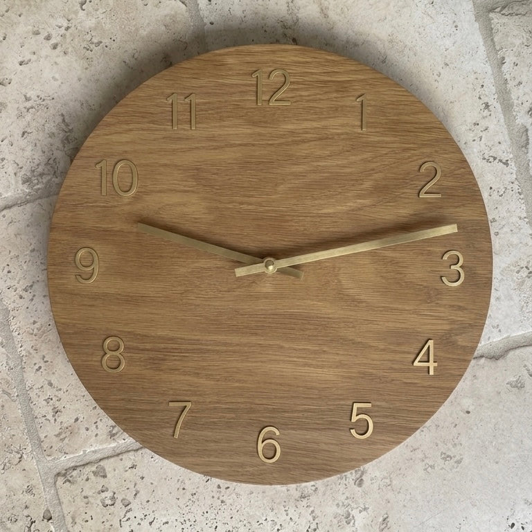 Vægur i egetræ og messing